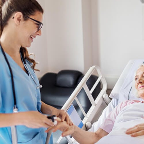 IC-verpleegkundige en patiënt