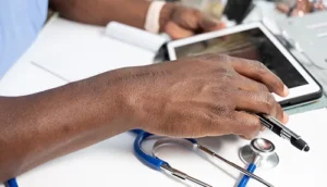 Verpleegkundige met tablet