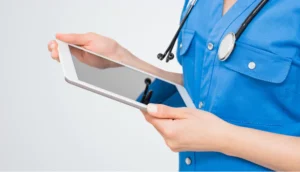 verpleegkundige met tablet